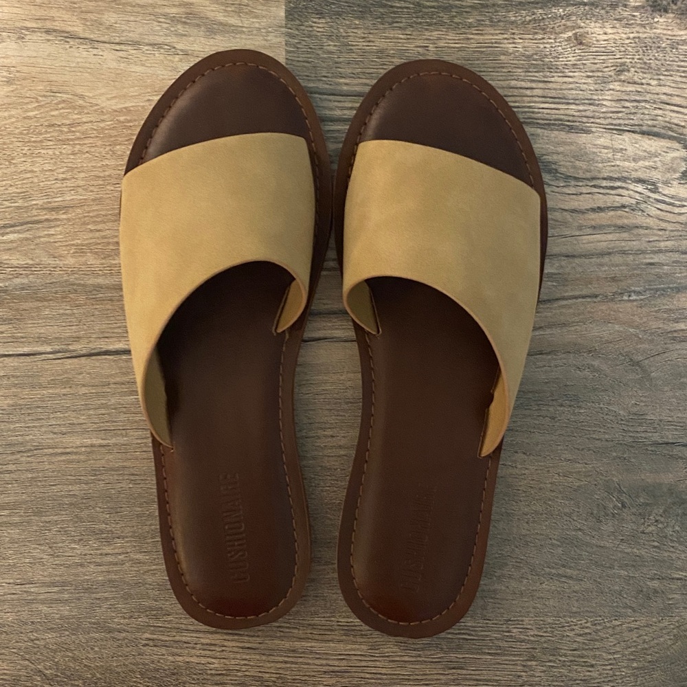 CUSHIONAIRE Women's Carly slide Sandal with Memory Foam